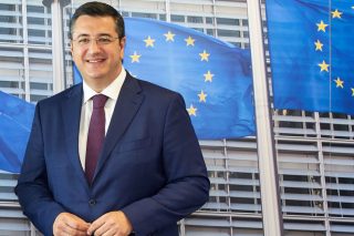 Euractiv: Ο Τζιτζικώστας διαψεύδει τα σενάρια παραίτησης από την Κομισιόν